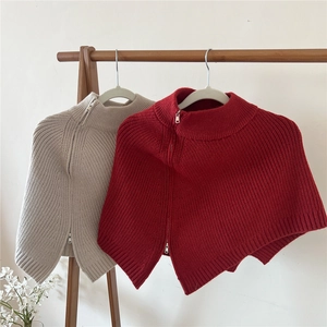 Scialle in maglia con cerniera asimmetrica e collo alto in avena e rosso scuro