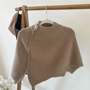 Dettaglio scialle in maglia cachi con cerniera diagonale e collo alto alla moda
