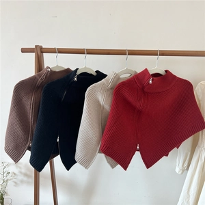 Scialle poncho in maglia con cerniera laterale e collo alto in quattro diversi colori
