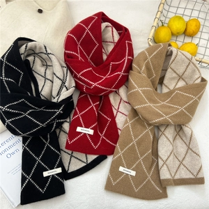 Lot d'écharpes d'hiver en laine à motif losanges en noir rouge et beige pour femme