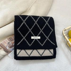 Détail de l'écharpe en laine 100% montrant le motif à losanges et la texture épaisse