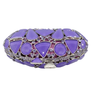 Pochette de soirée violette avec strass étincelants et fermoir élégant en métal argenté