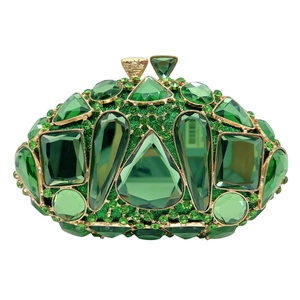 Détail de strass en cristal vert sur pochette de soirée avec cadre doré brillant