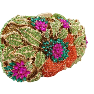 Pochette de soirée florale ajourée avec cristaux multicolores sur armature dorée