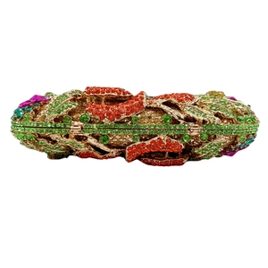 Pochette de soirée luxueuse évidée avec strass colorés et cadre en métal doré chic