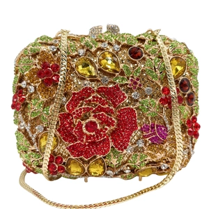 Detailaufnahme der roten Kristallrose und bunten Strasssteine auf der Abendtasche