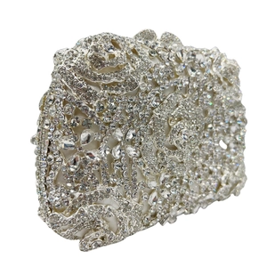 Pochette de soirée luxe à motif de roses en strass étincelants avec cadre métallique argent