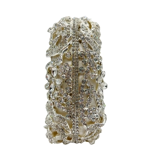 Pochette de soirée luxe en cristal argenté avec motifs floraux en diamants étincelants