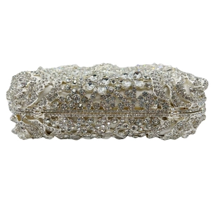 Détails des motifs floraux en cristal et ornements diamants sur une pochette argentée