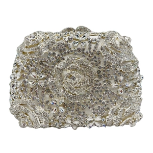 Pochette de luxe en cristal rose évidée argentée avec motif floral en diamant brillant