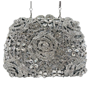 Détail de la pochette de luxe en cristal argenté avec motif de rose ajouré en diamants