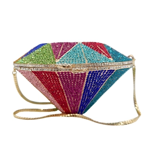 Détail macro de la pochette de soirée géométrique en diamant avec cristaux colorés