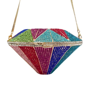 Vue détaillée des cristaux colorés et du cadre doré de la pochette en forme de diamant