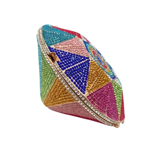 Détail de la pochette de soirée géométrique avec cristaux colorés et bordure dorée