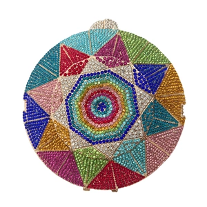 Vue macro détaillée des cristaux multicolores éclatants sur cette pochette de soirée ronde