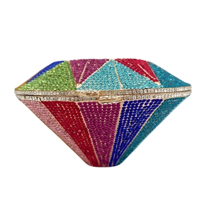 Détail macro de la pochette de soirée diamant avec motifs géométriques en cristal coloré