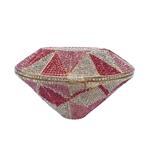Détail de la pochette de soirée en forme de diamant avec cristaux roses et blancs