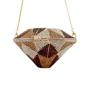 Détail de la pochette de soirée en forme de diamant avec chaîne dorée et strass