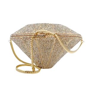 Détail de la pochette de soirée en forme de diamant avec ornements en cristal complet