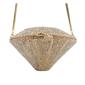Vue détaillée d'une pochette de soirée en forme de diamant avec strass étincelants
