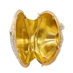 Vue intérieure de la pochette de luxe avec doublure dorée et cristaux étincelants