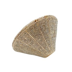 Détail de la pochette de soirée en forme de coquillage ornée de cristaux de luxe couleur champagne
