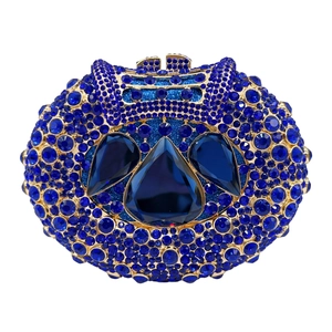 Dettaglio della pochette da sera blu reale con cristalli e cornice in metallo dorato