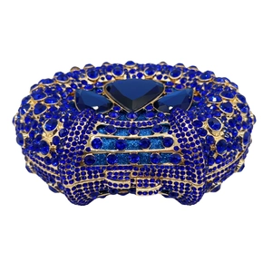Dettaglio della clutch in cristallo blu reale con cornice dorata e gemma a cuore