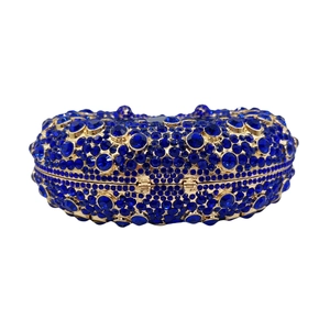 Dettaglio della borsa da sera ovale con strass blu scuro e cornice in metallo dorato