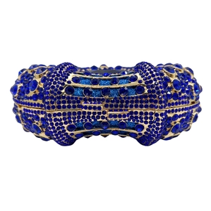 Dettaglio macro di cristalli blu scuro e strass sulla borsa pochette da sera lusso