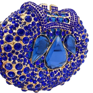 Dettaglio macro della clutch in cristallo blu reale con gemme a goccia e pietre incastonate