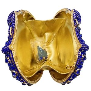 Vista interna dettagliata della pochette in cristallo blu reale con strass di ricambio