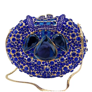 Dettaglio della borsa a mano in cristalli blu scuro con cornice dorata e catenina