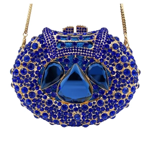 Dettaglio della pochette in cristallo blu reale con grandi gemme blu a forma di pera