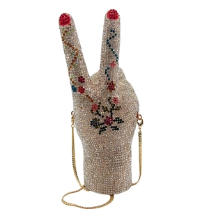 Nahaufnahme der Victory-Hand-Abendtasche mit Kristall-Strass und floralen Musterdetails