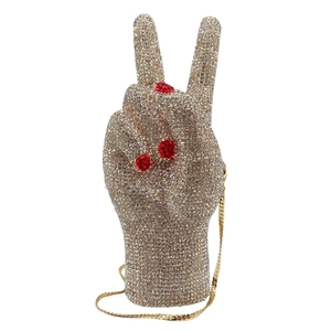 Detailansicht der luxuriösen Victory-Handtasche mit funkelnden Kristallen und Goldkette