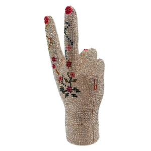 Makroaufnahme der Victory-Hand Kristall Abendtasche mit bunten Strassstein-Verzierungen