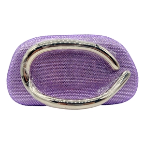 Détail de la pochette de soirée violette avec strass en cristal et poignée argentée en C