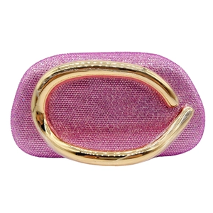 Détail de la pochette de soirée rose cristal avec poignée en métal doré en C