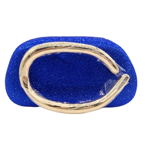 Détail d'une pochette de soirée bleu roi avec strass scintillants et poignée dorée