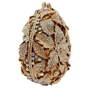 Vue détaillée de la pochette dorée en forme d'oeuf avec diamants et feuilles ajourées