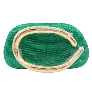 Vue détaillée de la pochette en strass vert émeraude avec une poignée en métal doré en C