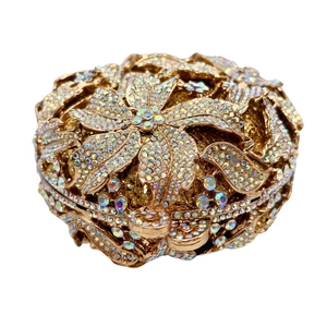 Pochette de soirée en forme de fleur dorée ornée de diamants pour mariage chic