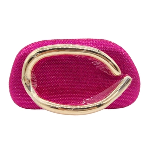Détail d'une pochette de soirée fuchsia avec strass étincelants et poignée anneau dorée