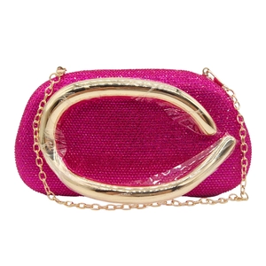 Vue macro de la pochette de soirée rose avec cristaux strass et poignée dorée