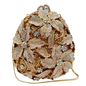 Vue détaillée de la pochette ovale dorée fleurie avec des strass multicolores brillants