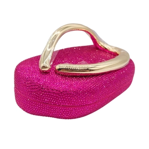 Pochette de soirée scintillante rouge rose avec poignée dorée sculpturale élégante