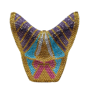 Dettaglio di pochette da sera a V di lusso con strass di cristallo colorati a mano