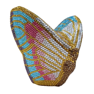 Dettaglio macro di strass colorati sulla borsa da sera a forma di farfalla