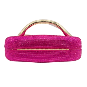 Détail d'une pochette de soirée en strass rose rouge avec élégante poignée dorée